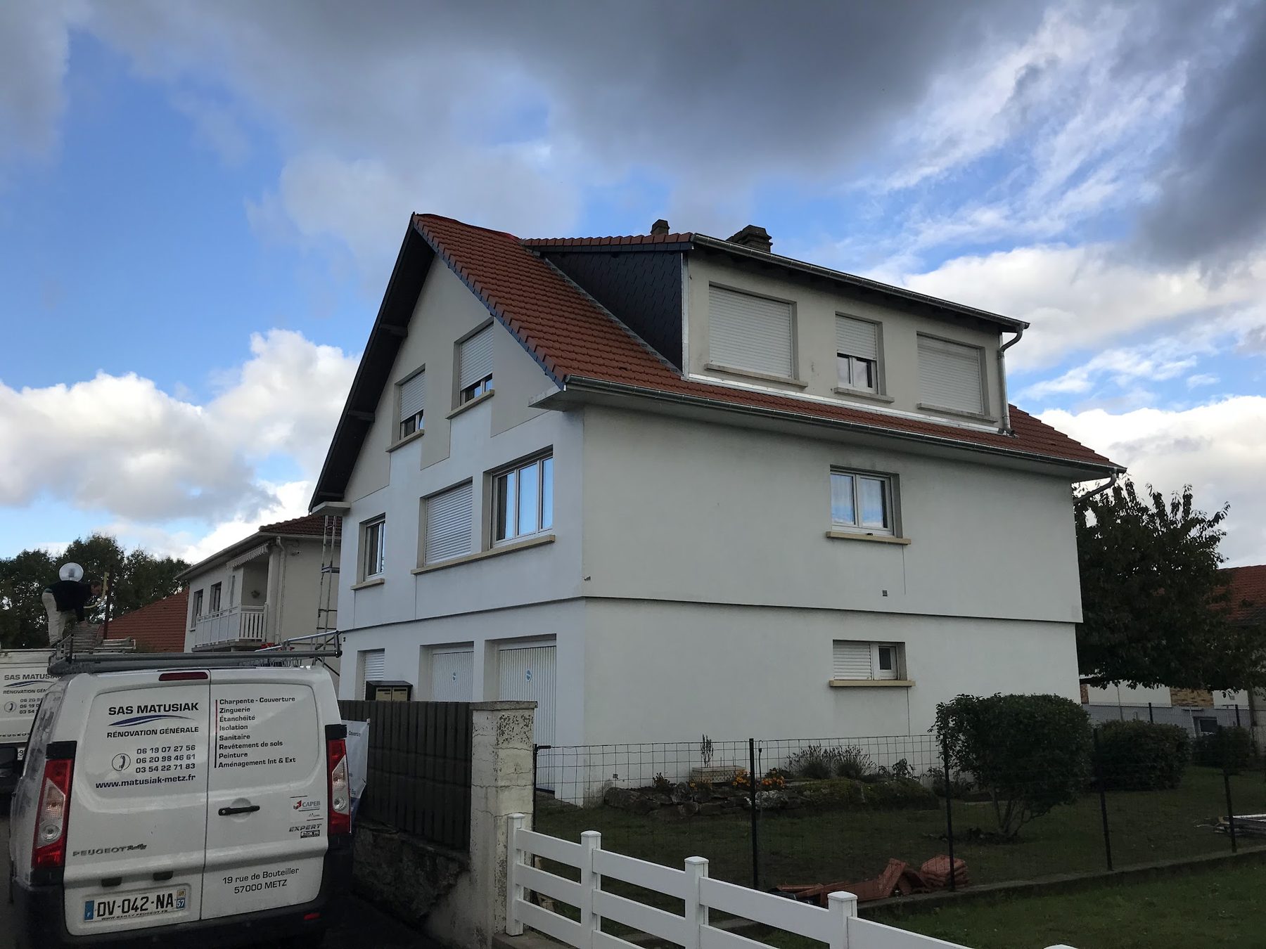 Maison rénovée, camionnette Matusiak devant le chantier