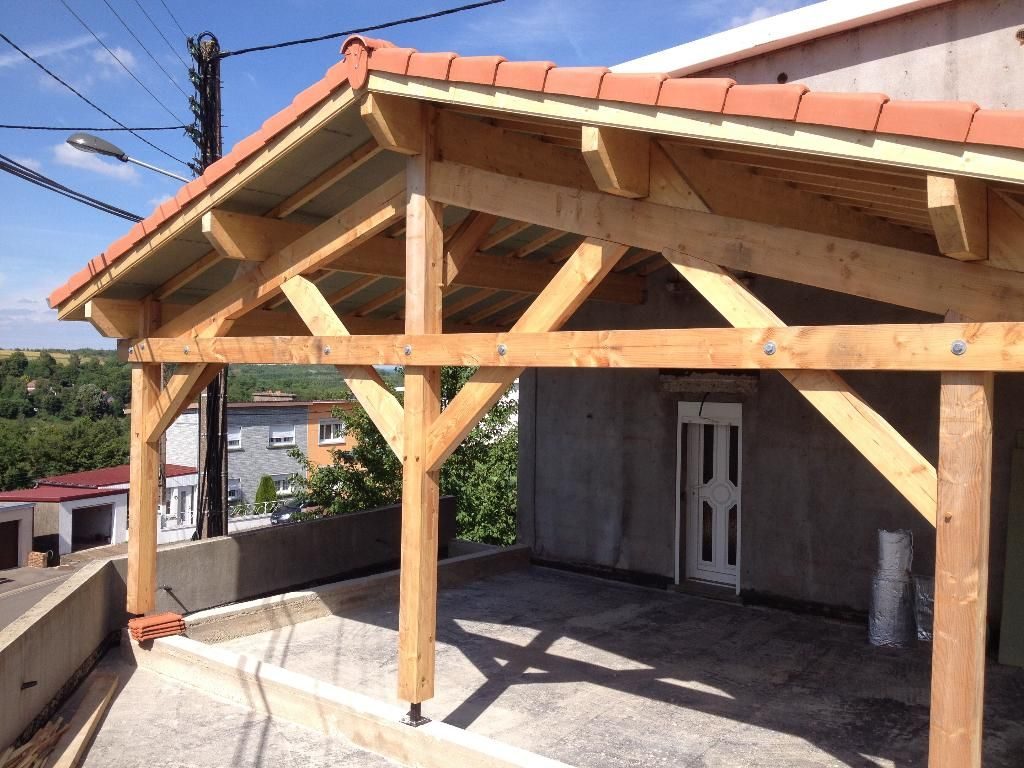 Charpente en bois neuve sur une terrasse
