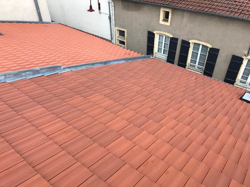 Toiture en tuiles rouges neuve