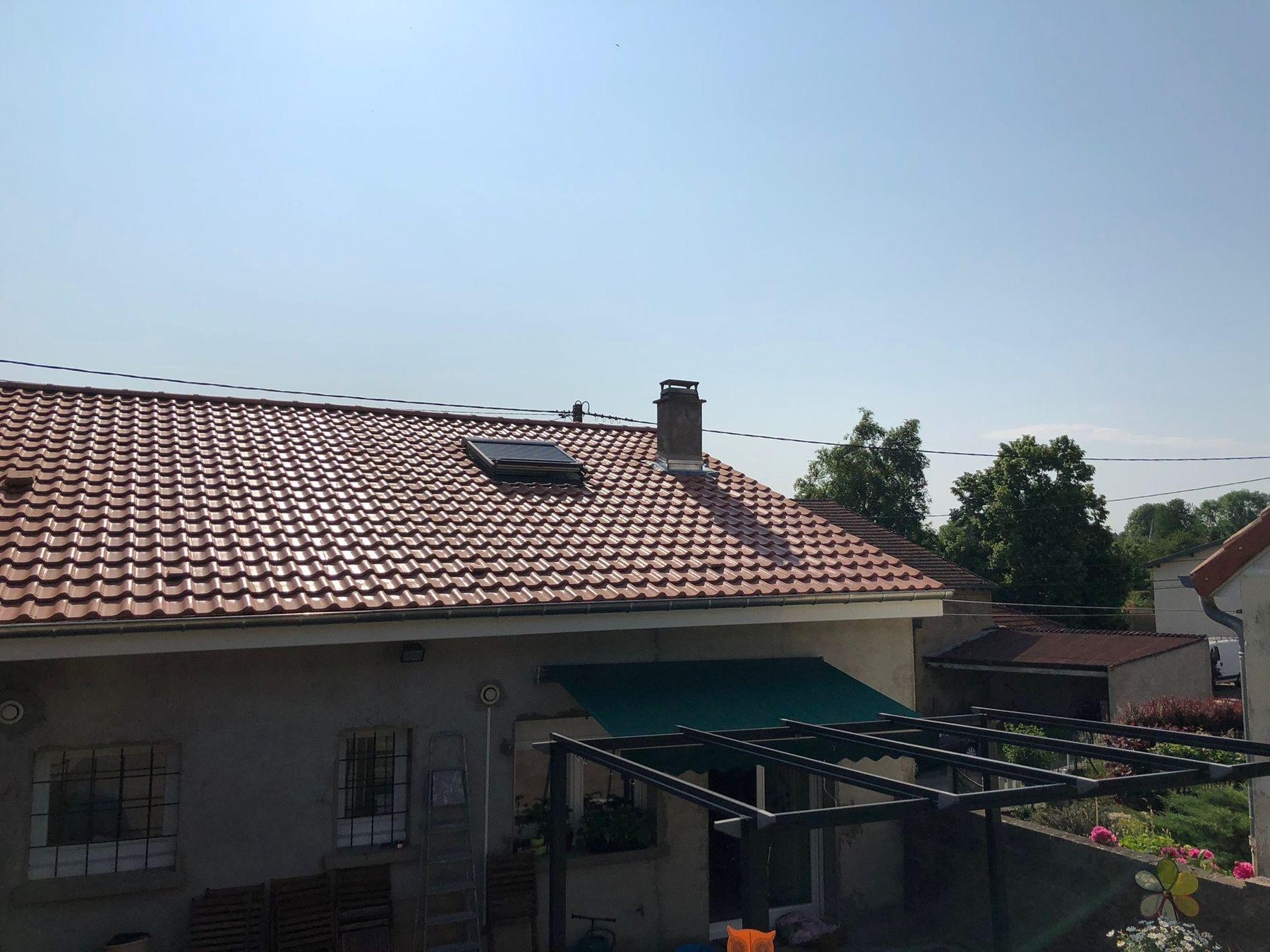 Toiture en tuiles avec fenêtre de toit