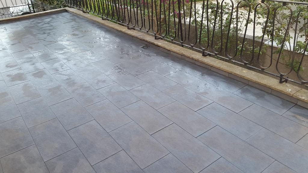 Toit-terrasse carrelé avec garde-corps